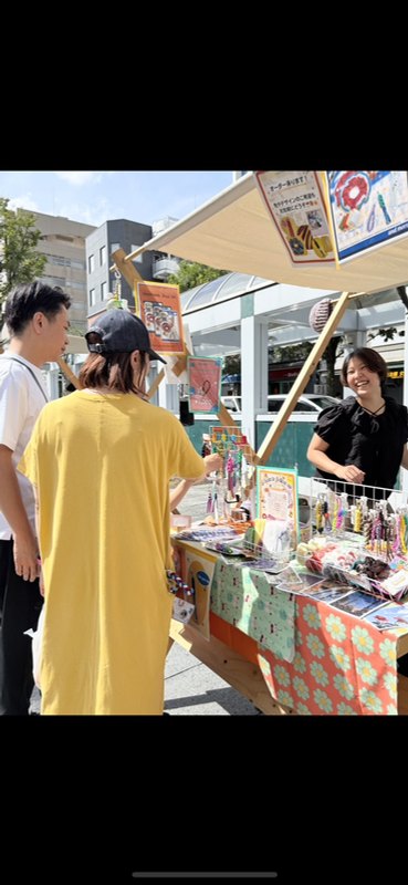 2025年の出店ブースで接客する出店者