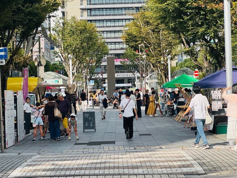 2025年の会場に並ぶテントと来場者