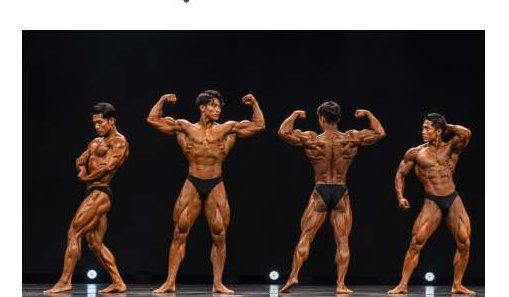 ステージでポージングする選手たち