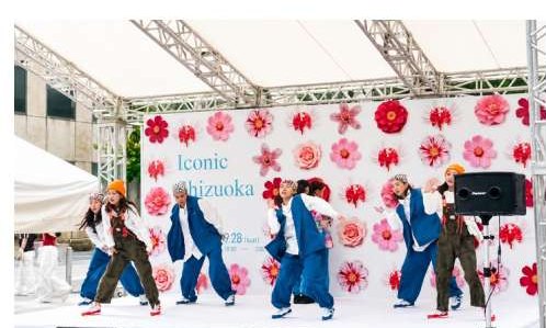Iconic Shizuokaの装飾のステージで踊るダンサーたち